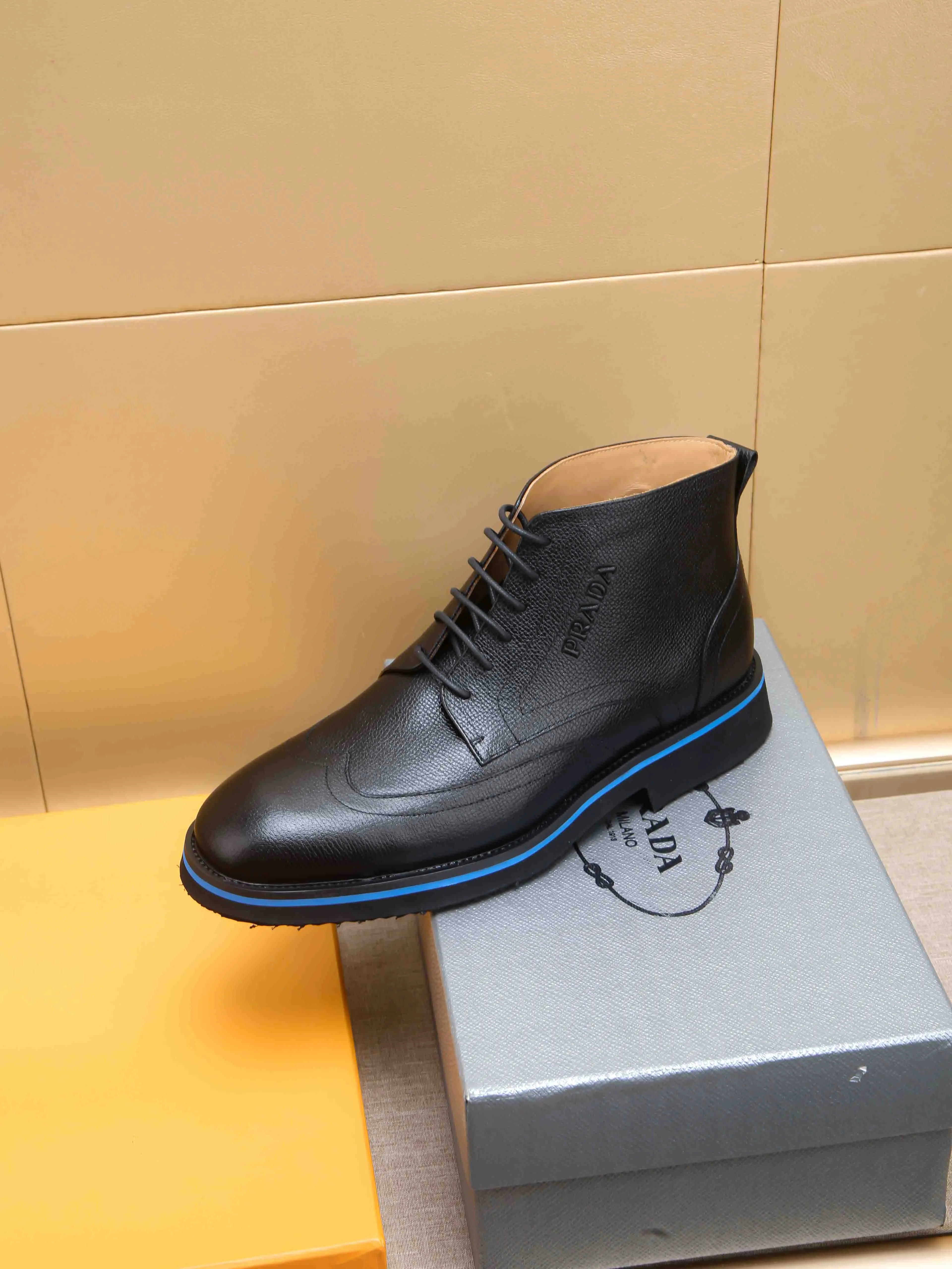 Men's shoes 💰620 💰 PRADA*——◾ Prada~Thick-soled men's shoes, original single-level perfect boutique, brogue style men's formal casual leather shoes, luxurious materials, imported cowhide, with water-dyed cowhide lining, 4.5cm increased PU foam lightweight outsole, perfectly restore the original classic, purchase the original 1:1 accurate replica, welcome all comparisons 🆚, the design is full of modernity, versatile and fashionable urban men! Size: 39-44 (38.45.46.47 customized)